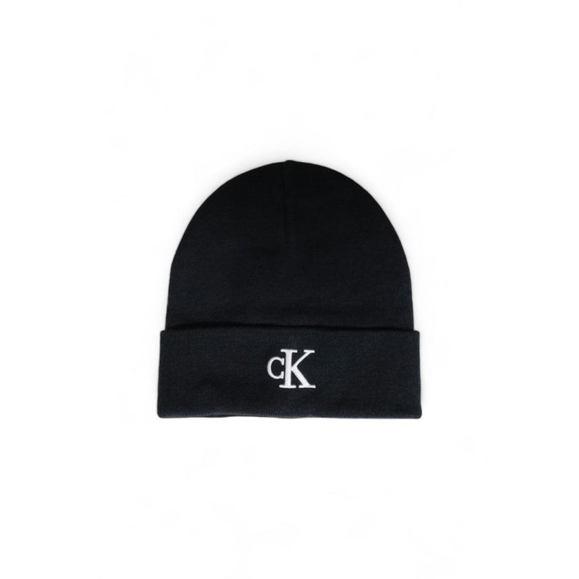 Black Recycled Polyester Cap (Baseball Hat)Discover the Calvin Klein Monogram men’s beanie, a stylish and versatile accessory for every season. Made from 100% recycled polyester, this beanie not only offers exceptional comfort but also contributes to sust