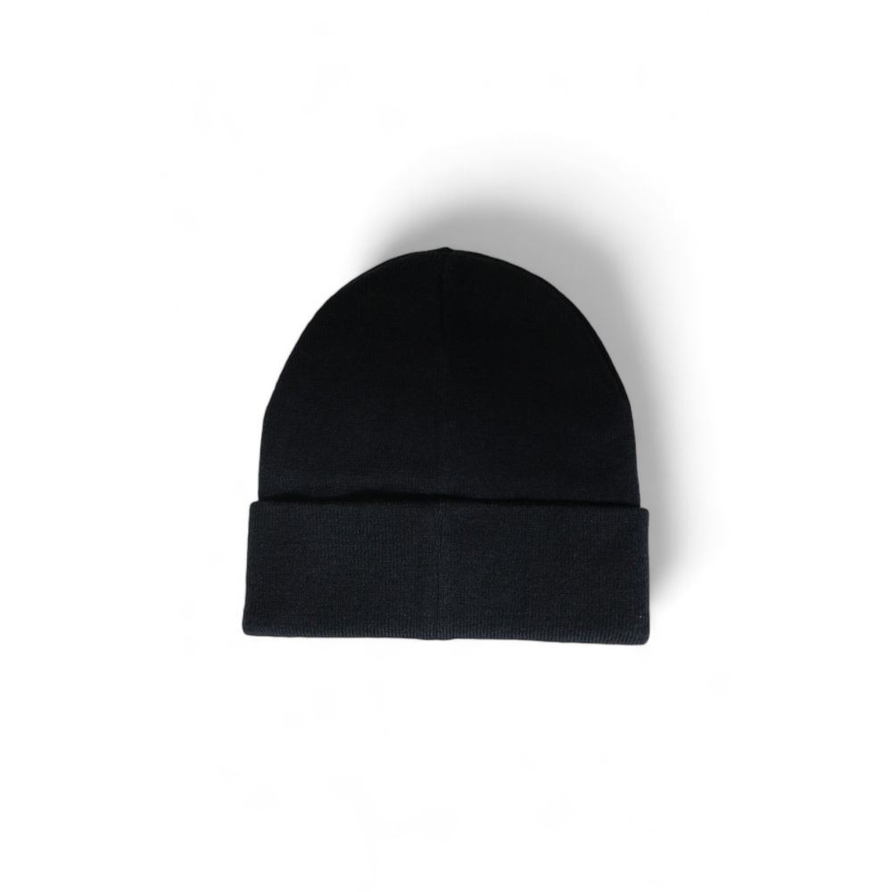 Black Recycled Polyester Cap (Baseball Hat)Discover the Calvin Klein Monogram men’s beanie, a stylish and versatile accessory for every season. Made from 100% recycled polyester, this beanie not only offers exceptional comfort but also contributes to sust