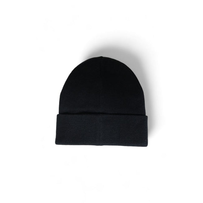 Black Recycled Polyester Cap (Baseball Hat)Discover the Calvin Klein Monogram men’s beanie, a stylish and versatile accessory for every season. Made from 100% recycled polyester, this beanie not only offers exceptional comfort but also contributes to sust