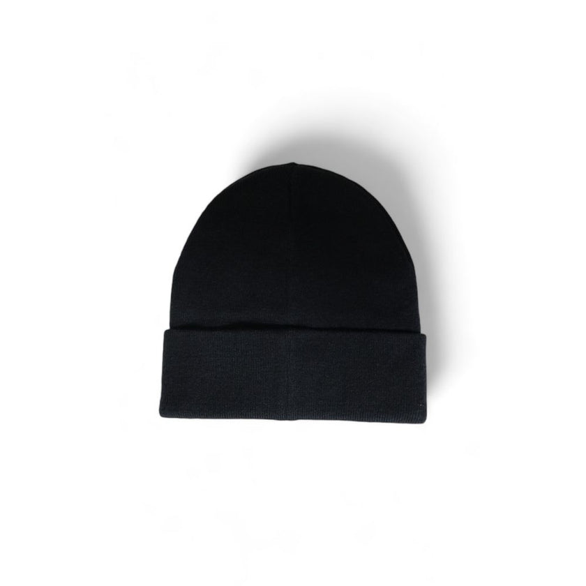 Black Recycled Polyester Cap (Baseball Hat)Discover the Calvin Klein Monogram men’s beanie, a stylish and versatile accessory for every season. Made from 100% recycled polyester, this beanie not only offers exceptional comfort but also contributes to sust