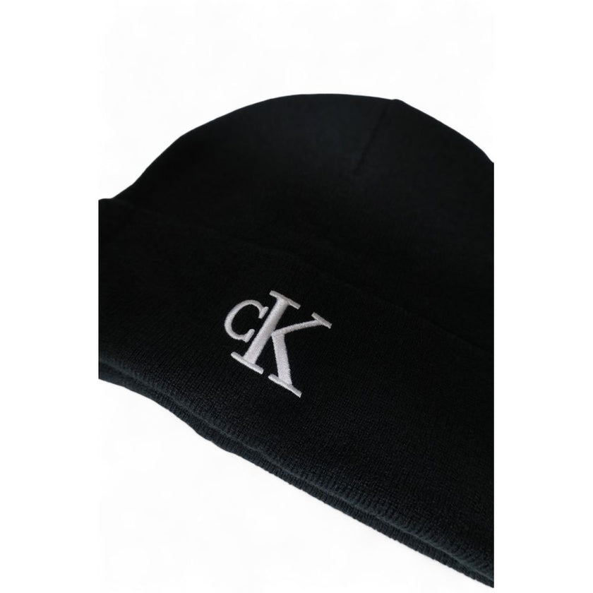 Black Recycled Polyester Cap (Baseball Hat)Discover the Calvin Klein Monogram men’s beanie, a stylish and versatile accessory for every season. Made from 100% recycled polyester, this beanie not only offers exceptional comfort but also contributes to sust