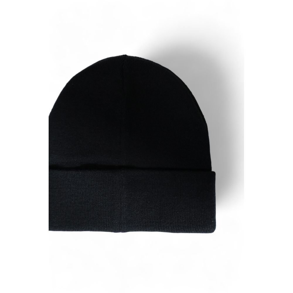 Black Recycled Polyester Cap (Baseball Hat)Discover the Calvin Klein Monogram men’s beanie, a stylish and versatile accessory for every season. Made from 100% recycled polyester, this beanie not only offers exceptional comfort but also contributes to sust