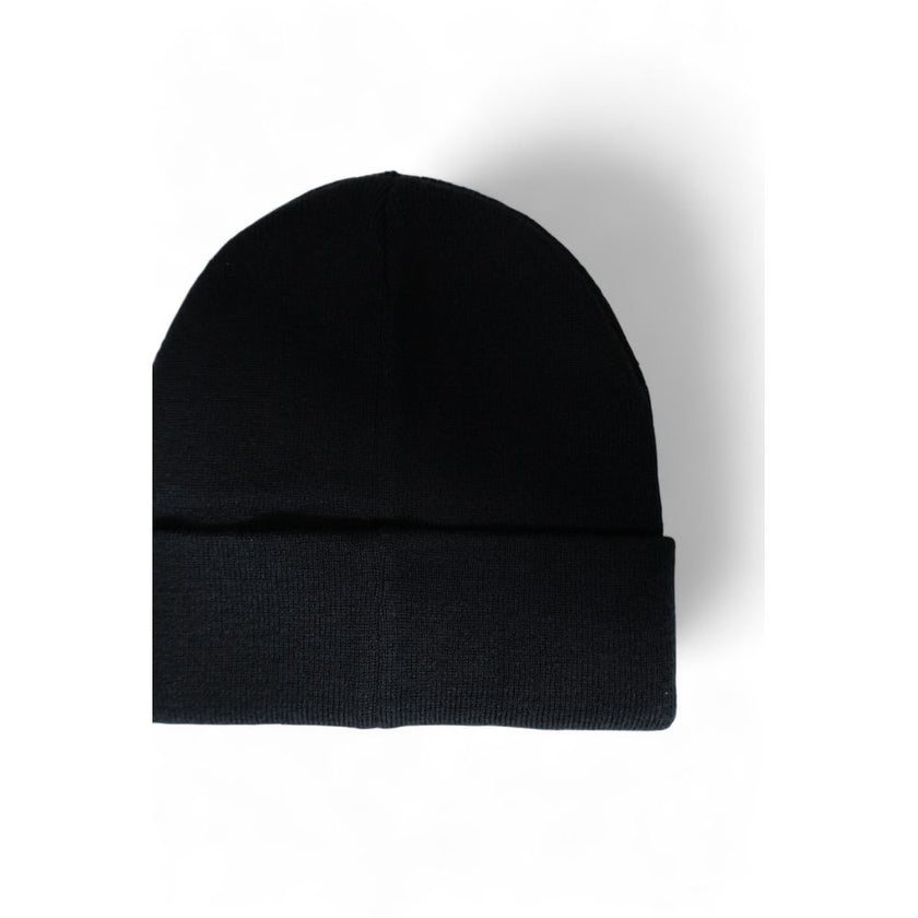 Black Recycled Polyester Cap (Baseball Hat)Discover the Calvin Klein Monogram men’s beanie, a stylish and versatile accessory for every season. Made from 100% recycled polyester, this beanie not only offers exceptional comfort but also contributes to sust