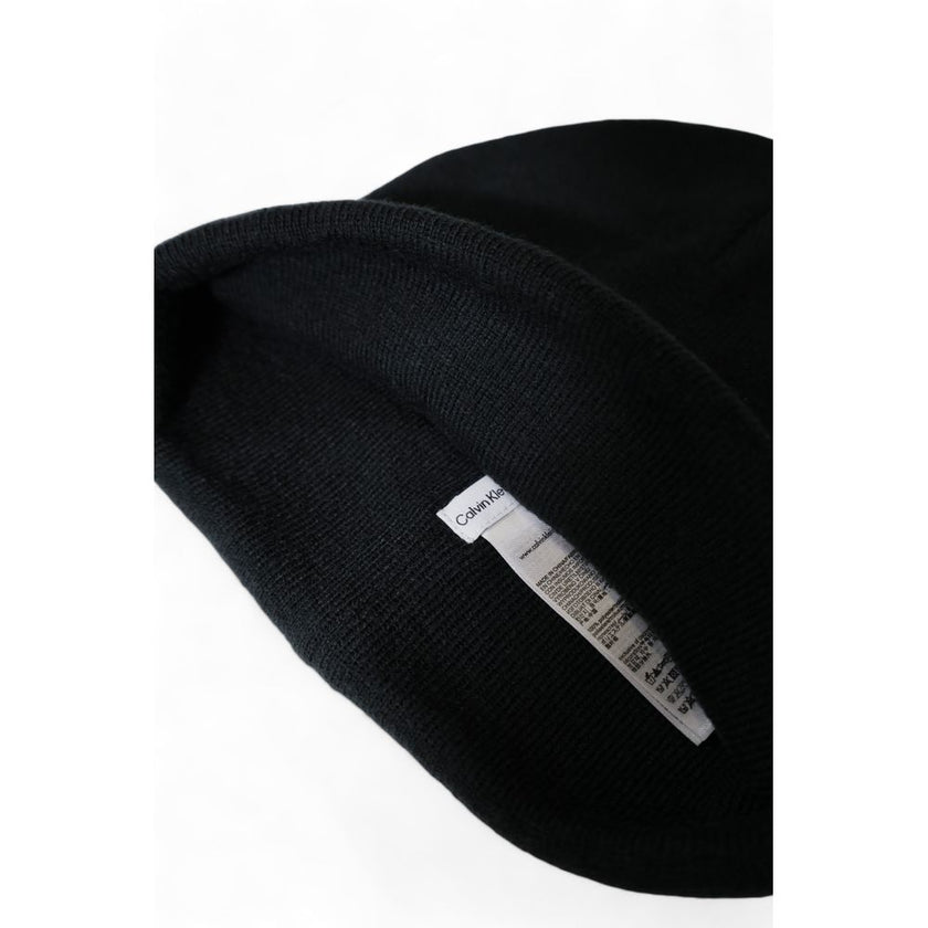 Black Recycled Polyester Cap (Baseball Hat)Discover the Calvin Klein Monogram men’s beanie, a stylish and versatile accessory for every season. Made from 100% recycled polyester, this beanie not only offers exceptional comfort but also contributes to sust