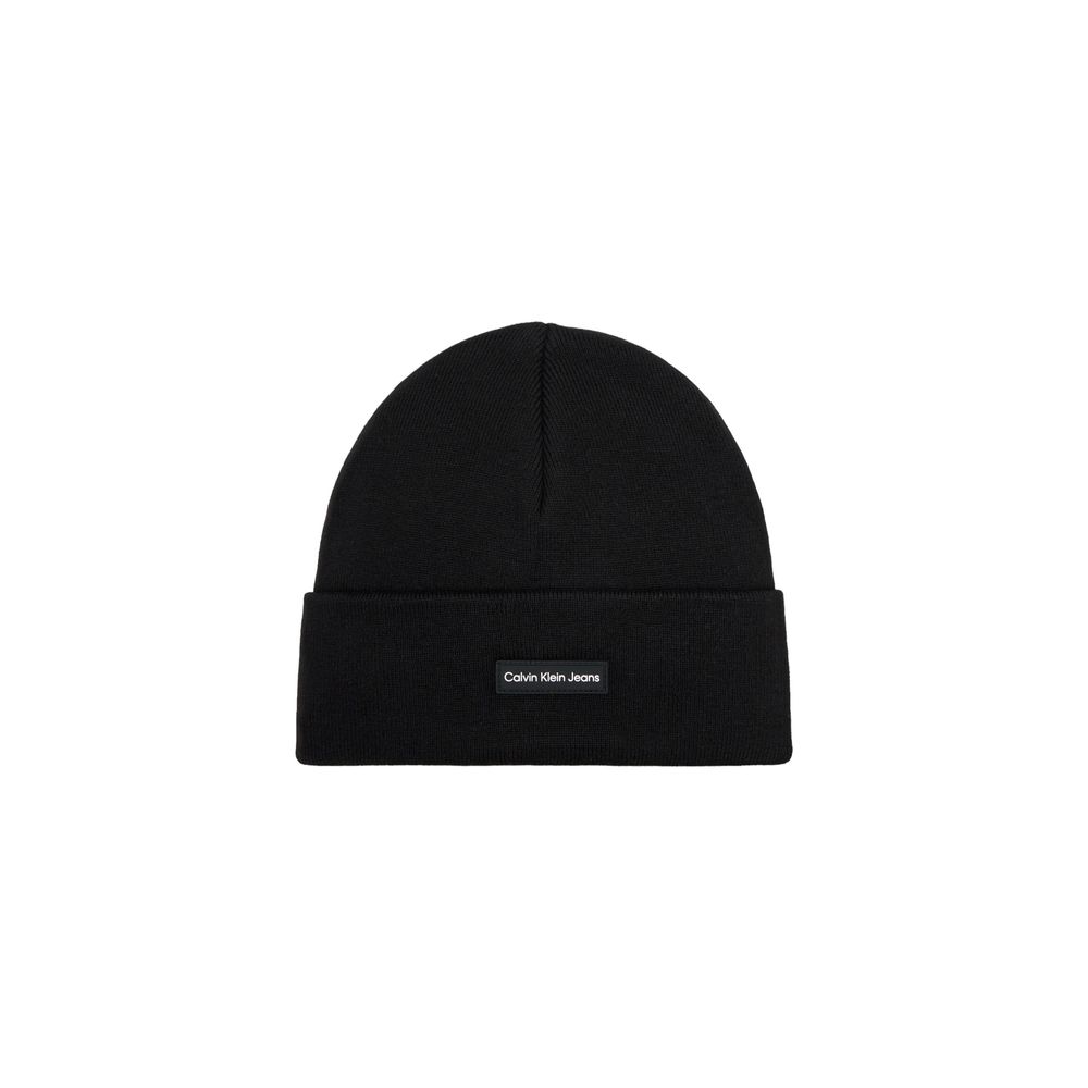 Black Recycled Polyester Cap (Baseball Hat)Discover the Calvin Klein men’s beanie hat, an elegant and versatile accessory made from 100% recycled polyester. This beanie combines comfort and sustainability, perfect for completing your outfits in any season