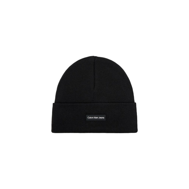 Black Recycled Polyester Cap (Baseball Hat)Discover the Calvin Klein men’s beanie hat, an elegant and versatile accessory made from 100% recycled polyester. This beanie combines comfort and sustainability, perfect for completing your outfits in any season