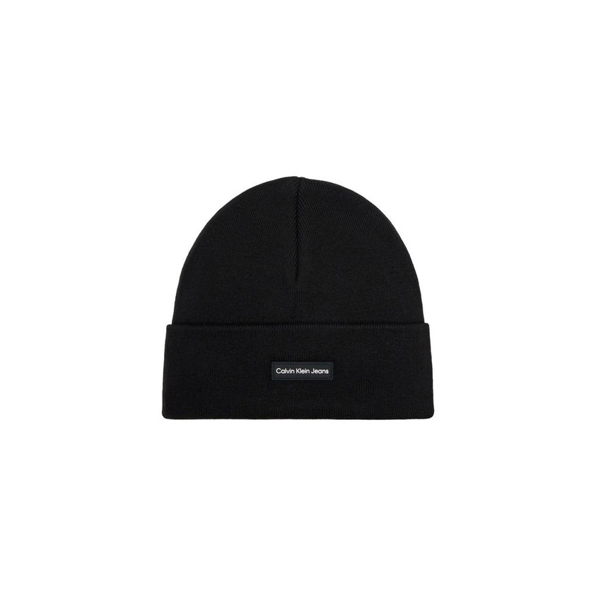 Black Recycled Polyester Cap (Baseball Hat)Discover the Calvin Klein men’s beanie hat, an elegant and versatile accessory made from 100% recycled polyester. This beanie combines comfort and sustainability, perfect for completing your outfits in any season