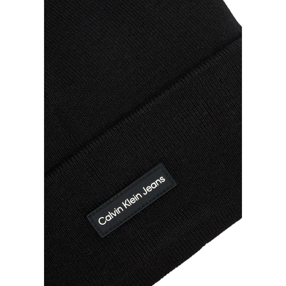 Black Recycled Polyester Cap (Baseball Hat)Discover the Calvin Klein men’s beanie hat, an elegant and versatile accessory made from 100% recycled polyester. This beanie combines comfort and sustainability, perfect for completing your outfits in any season