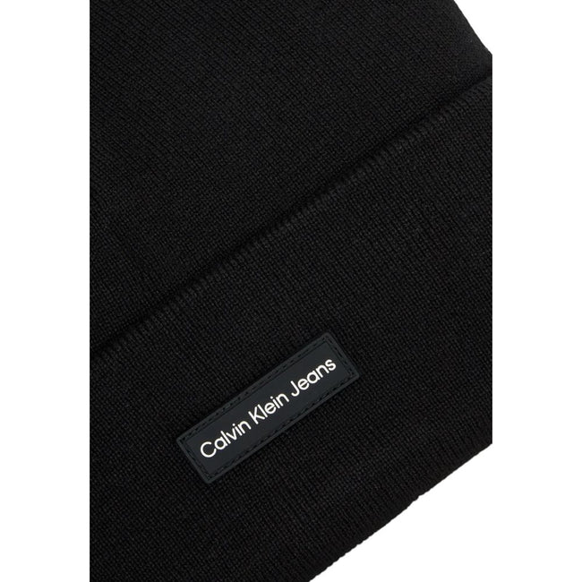 Black Recycled Polyester Cap (Baseball Hat)Discover the Calvin Klein men’s beanie hat, an elegant and versatile accessory made from 100% recycled polyester. This beanie combines comfort and sustainability, perfect for completing your outfits in any season