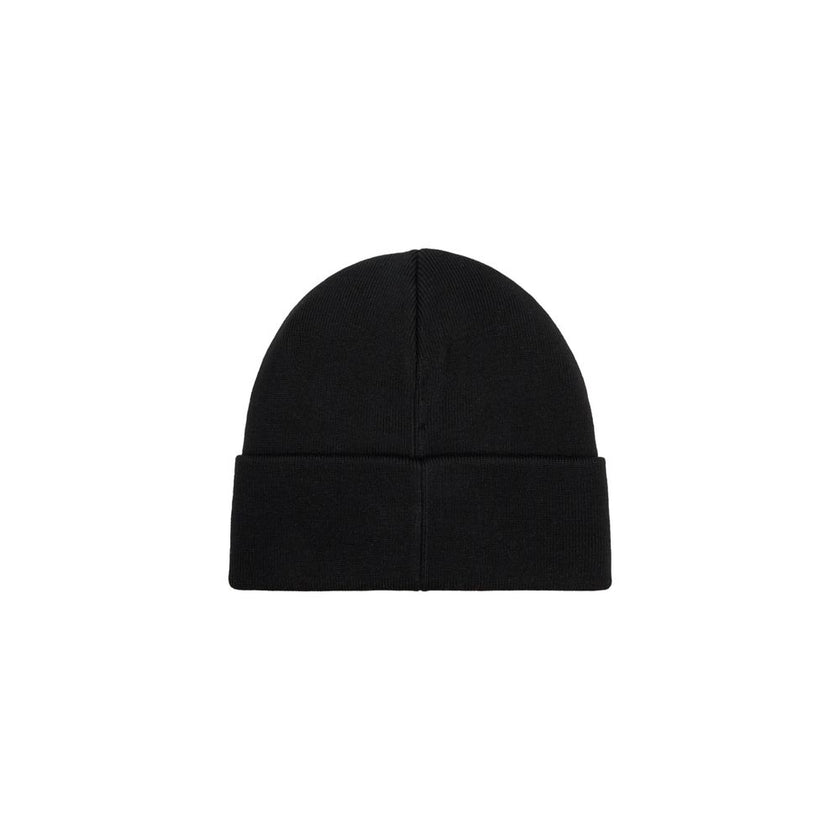 Black Recycled Polyester Cap (Baseball Hat)Discover the Calvin Klein men’s beanie hat, an elegant and versatile accessory made from 100% recycled polyester. This beanie combines comfort and sustainability, perfect for completing your outfits in any season