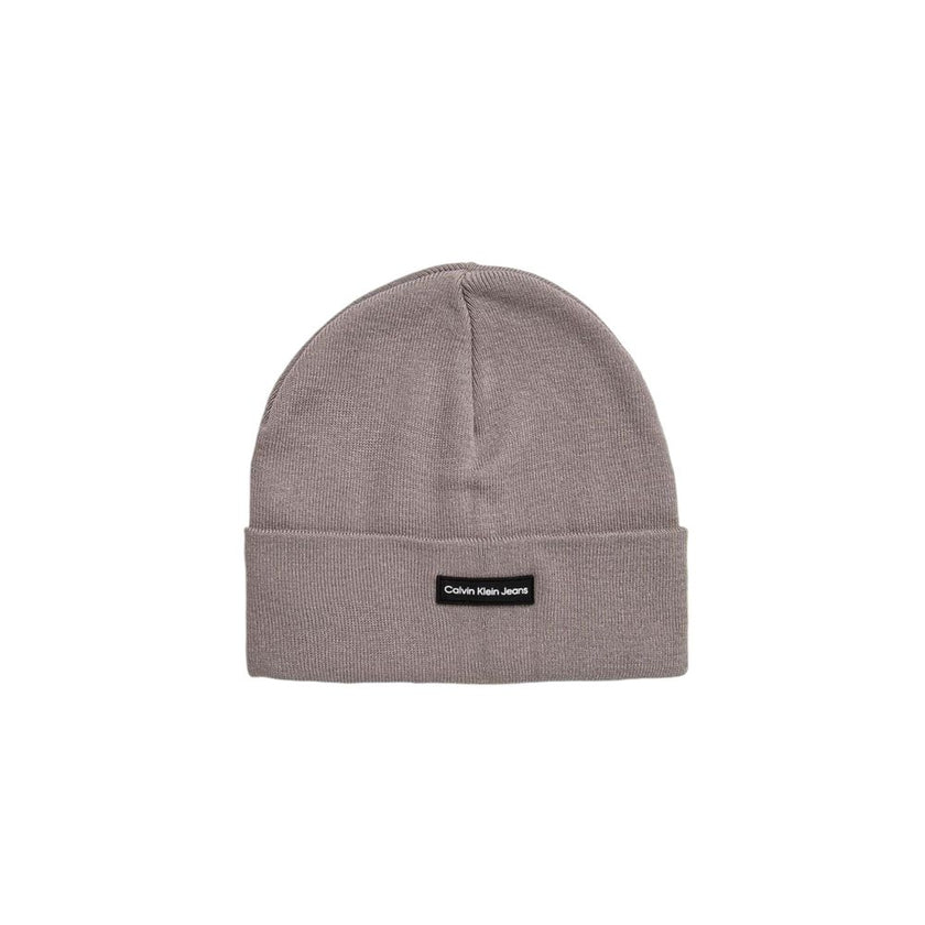 Gray Recycled Polyester Cap (Baseball Hat)Discover the Calvin Klein men’s beanie hat, an elegant and versatile accessory made from 100% recycled polyester. This beanie combines comfort and sustainability, perfect for completing your outfits in any season.