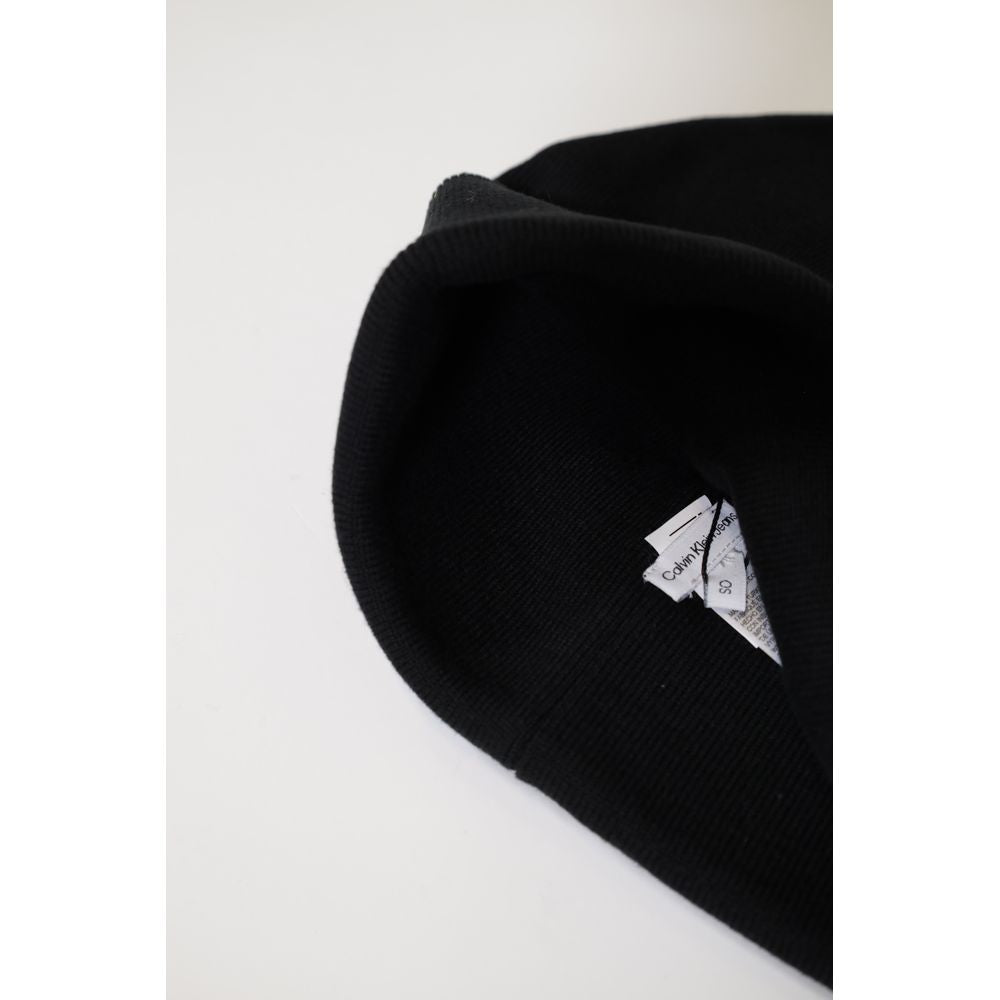Black Recycled Polyester Cap (Baseball Hat)Discover the Calvin Klein men’s beanie hat, an elegant and versatile accessory made from 100% recycled polyester. This beanie combines comfort and sustainability, perfect for completing your outfits in any season