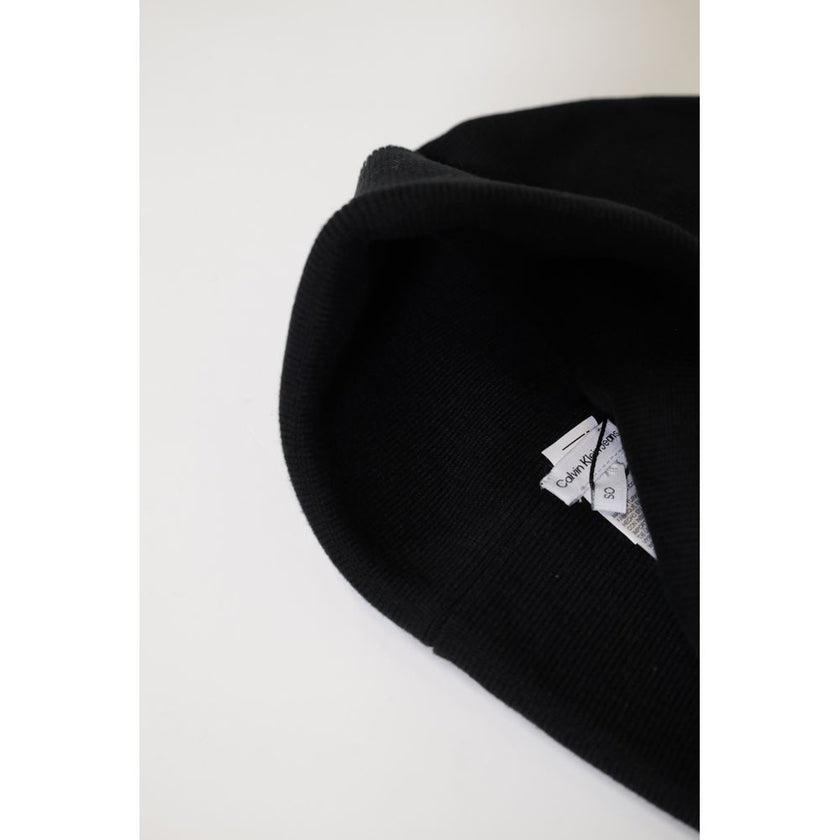 Black Recycled Polyester Cap (Baseball Hat)Discover the Calvin Klein men’s beanie hat, an elegant and versatile accessory made from 100% recycled polyester. This beanie combines comfort and sustainability, perfect for completing your outfits in any season