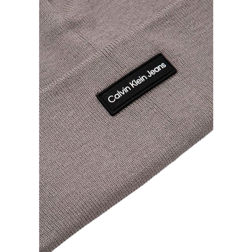 Gray Recycled Polyester Cap (Baseball Hat)Discover the Calvin Klein men’s beanie hat, an elegant and versatile accessory made from 100% recycled polyester. This beanie combines comfort and sustainability, perfect for completing your outfits in any season.