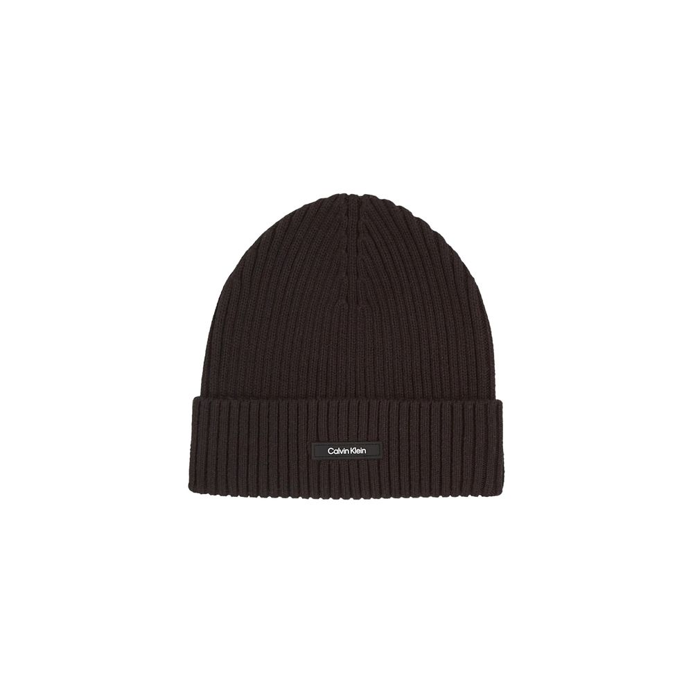 Black Organic Cotton Cap (Baseball Hat)Discover the Calvin Klein CLASSIC COTTON RIB BEANIE for men, an essential accessory for your winter wardrobe. Made from a blend of 50% organic cotton, 45% cotton, and 5% cashmere, this beanie offers the perfect combi