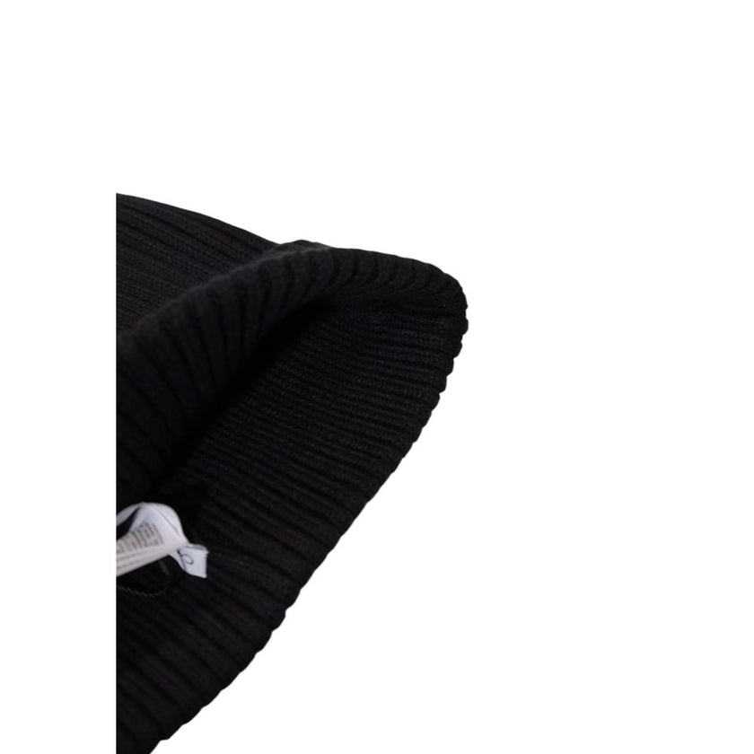 Black Organic Cotton Cap (Baseball Hat)Discover the Calvin Klein CLASSIC COTTON RIB BEANIE for men, an essential accessory for your winter wardrobe. Made from a blend of 50% organic cotton, 45% cotton, and 5% cashmere, this beanie offers the perfect combi