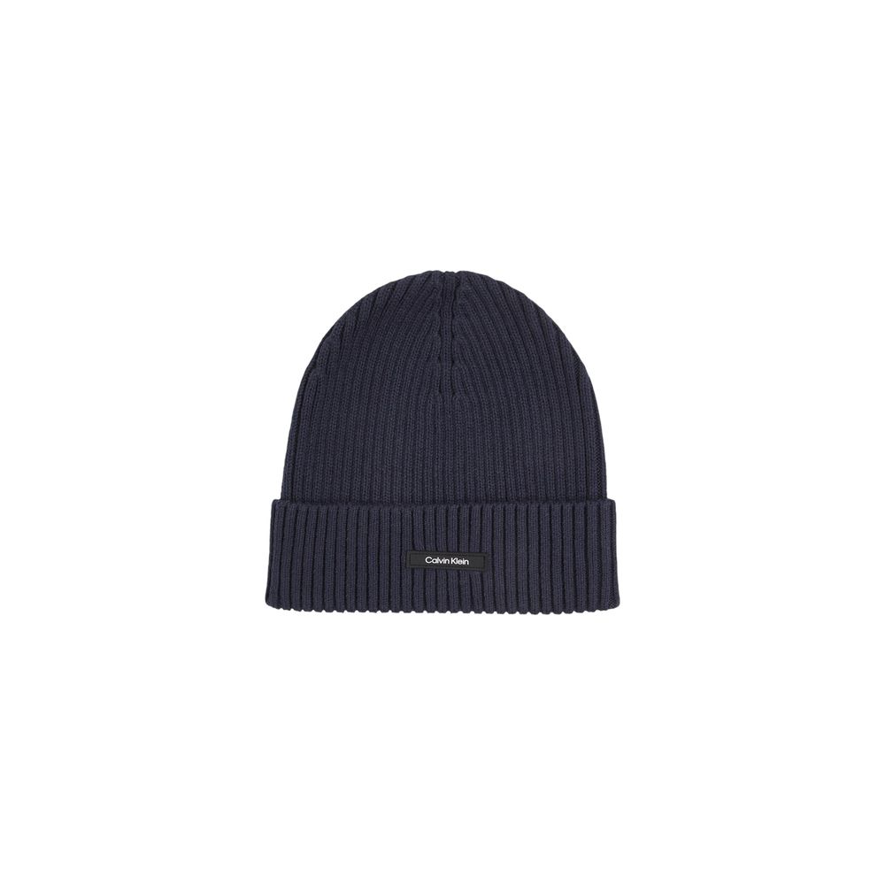 Blue Organic Cotton Cap (Baseball Hat)Discover the Calvin Klein CLASSIC COTTON RIB BEANIE for men, an essential accessory for your winter wardrobe. Made from a blend of 50% organic cotton, 45% cotton, and 5% cashmere, this beanie offers the perfect combin