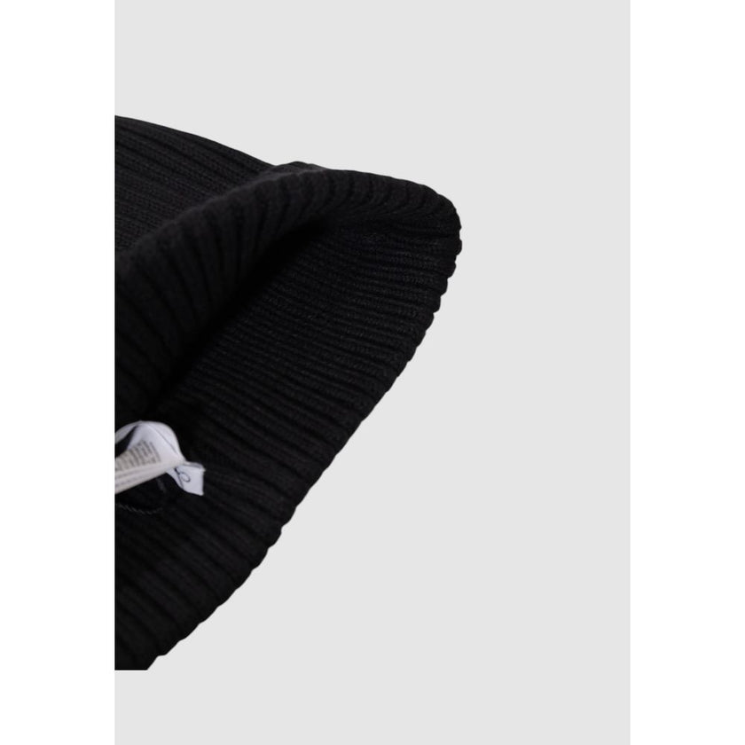 Black Organic Cotton Cap (Baseball Hat)Discover the Calvin Klein CLASSIC COTTON RIB BEANIE for men, an essential accessory for your winter wardrobe. Made from a blend of 50% organic cotton, 45% cotton, and 5% cashmere, this beanie offers the perfect combi