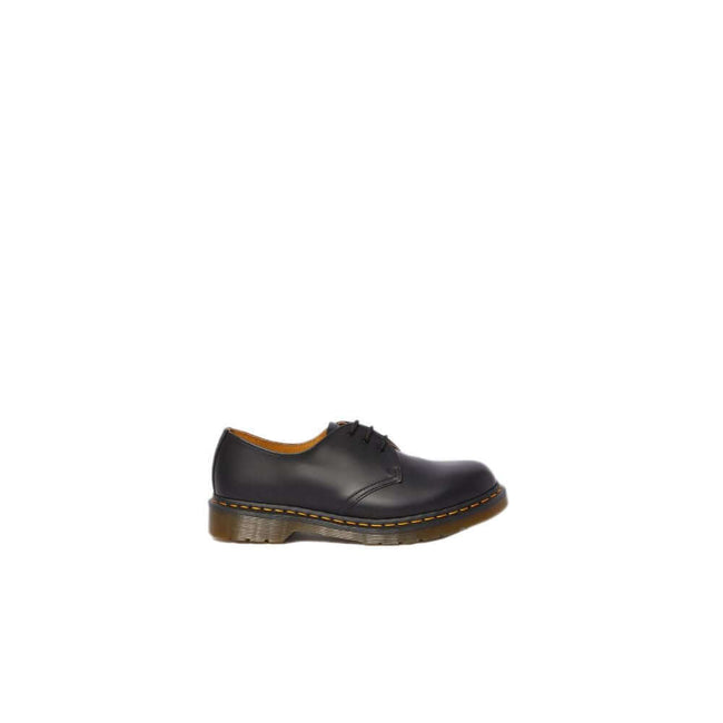 Black Leather Platform PumpsThe Dr. Martens CLASSIC SMOOTH 1461 11838002 low shoes for women are a symbol of style and comfort. Made from high-quality leather, these shoes offer exceptional durability and a perfect fit. The classic and timeless design mak