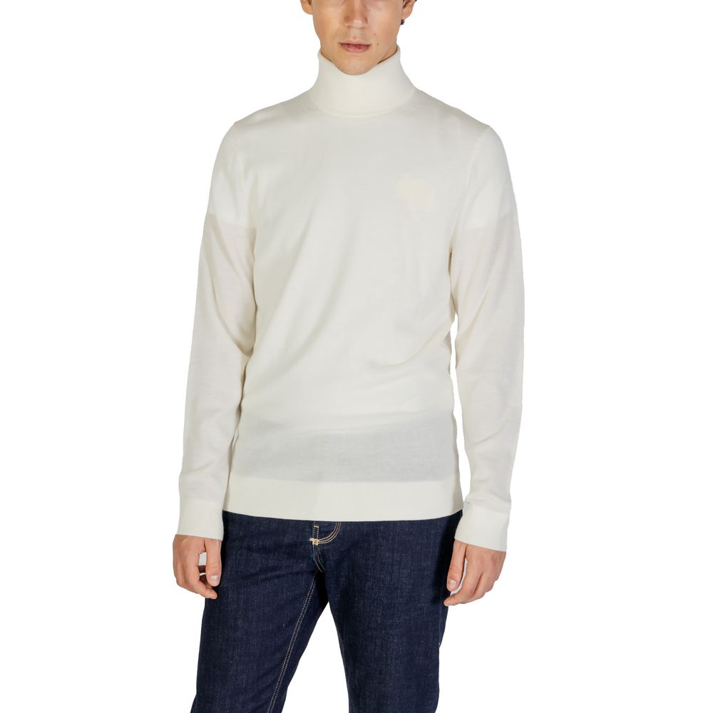 Cream Wool TurtleneckDiscover the Calvin Klein Jeans SUPERIOR WOOL turtleneck for men, an essential piece for your winter wardrobe. Made from 100% high-quality wool, this sweater offers exceptional comfort and a warm, cozy feel. The elegant and minimalist