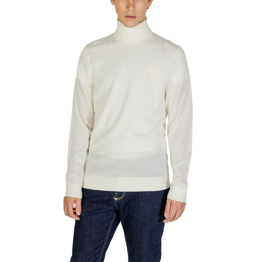 Cream Wool TurtleneckDiscover the Calvin Klein Jeans SUPERIOR WOOL turtleneck for men, an essential piece for your winter wardrobe. Made from 100% high-quality wool, this sweater offers exceptional comfort and a warm, cozy feel. The elegant and minimalist