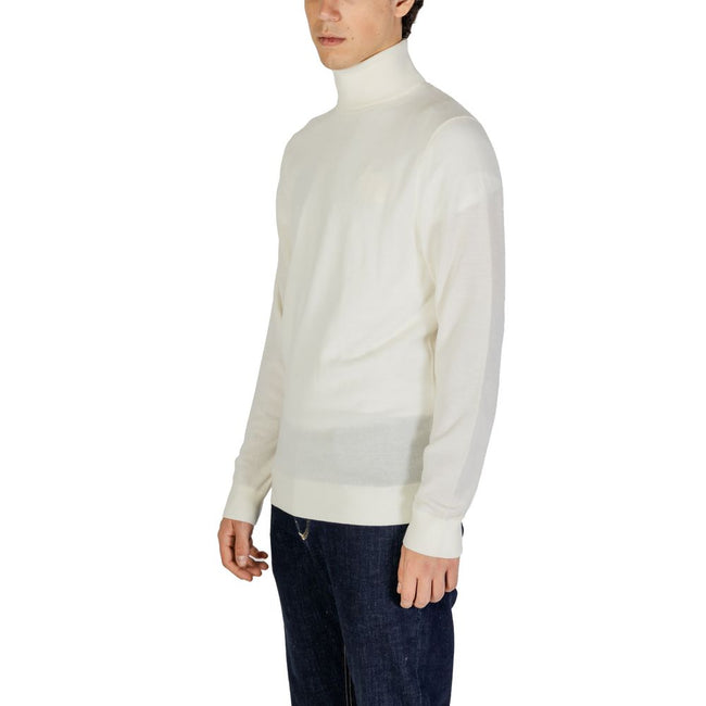 Cream Wool TurtleneckDiscover the Calvin Klein Jeans SUPERIOR WOOL turtleneck for men, an essential piece for your winter wardrobe. Made from 100% high-quality wool, this sweater offers exceptional comfort and a warm, cozy feel. The elegant and minimalist