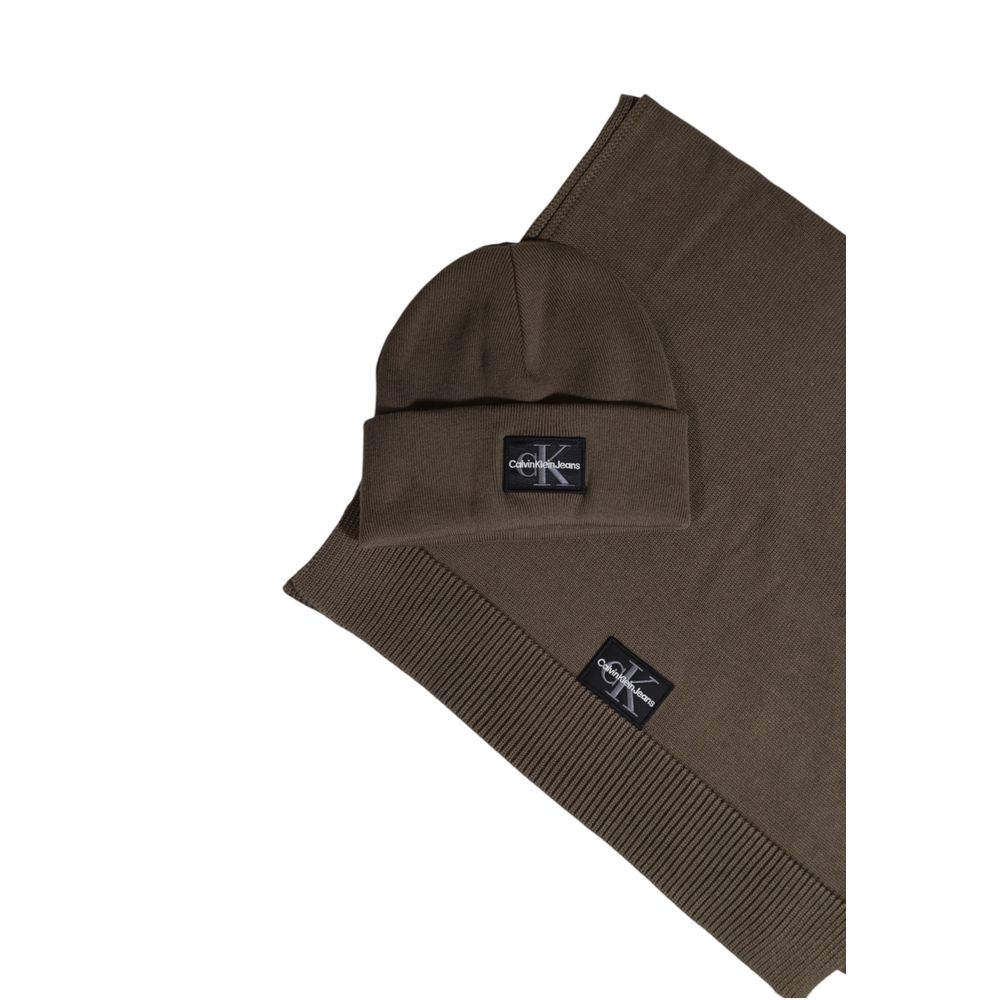 Brown Cotton ScarfThe Calvin Klein Jeans GIFT BEANIE & SCARF MONO PATCH K50K512470 set is the perfect choice for those seeking style and comfort during the colder months. Crafted from a soft blend of 50% cotton and 50% acrylic, this set provides a pleasan