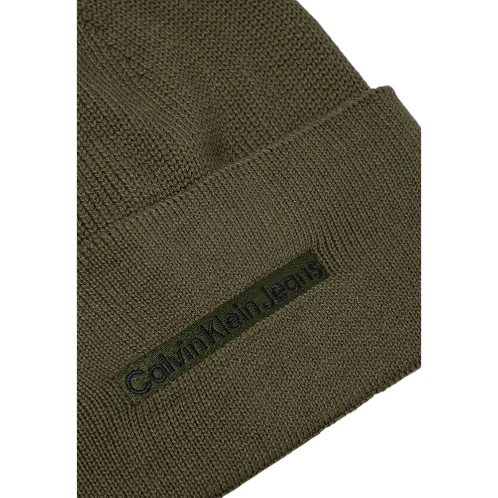 Green Cotton Cap (Baseball Hat)The Calvin Klein Jeans INST EMBRO BEANIE is the perfect accessory to complete your winter look. Made from a blend of 50% cotton and 50% acrylic, this beanie provides a soft and comfortable feel, keeping your head warm during