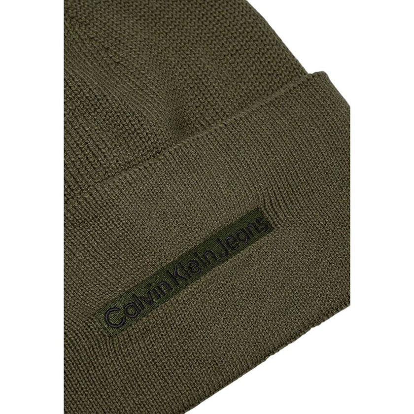 Green Cotton Cap (Baseball Hat)The Calvin Klein Jeans INST EMBRO BEANIE is the perfect accessory to complete your winter look. Made from a blend of 50% cotton and 50% acrylic, this beanie provides a soft and comfortable feel, keeping your head warm during