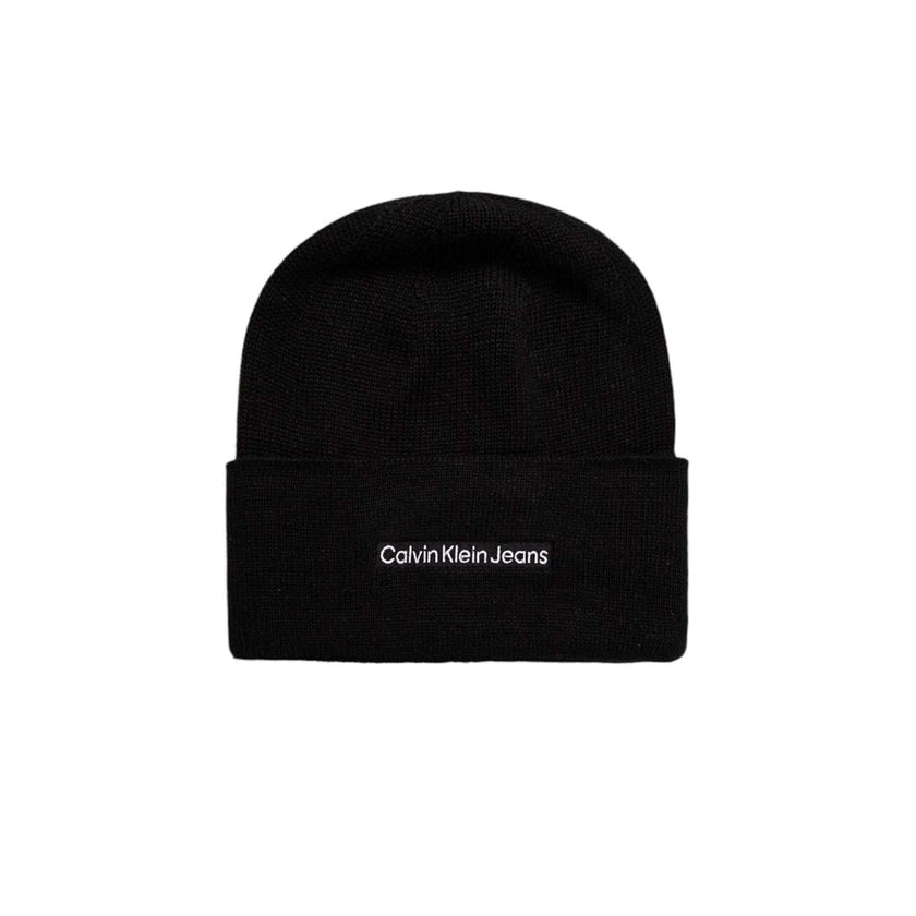 Black Cotton Cap (Baseball Hat)The Calvin Klein Jeans INST EMBRO BEANIE is the perfect accessory to complete your winter look. Made from a blend of 50% cotton and 50% acrylic, this beanie provides a soft and comfortable feel, keeping your head warm during