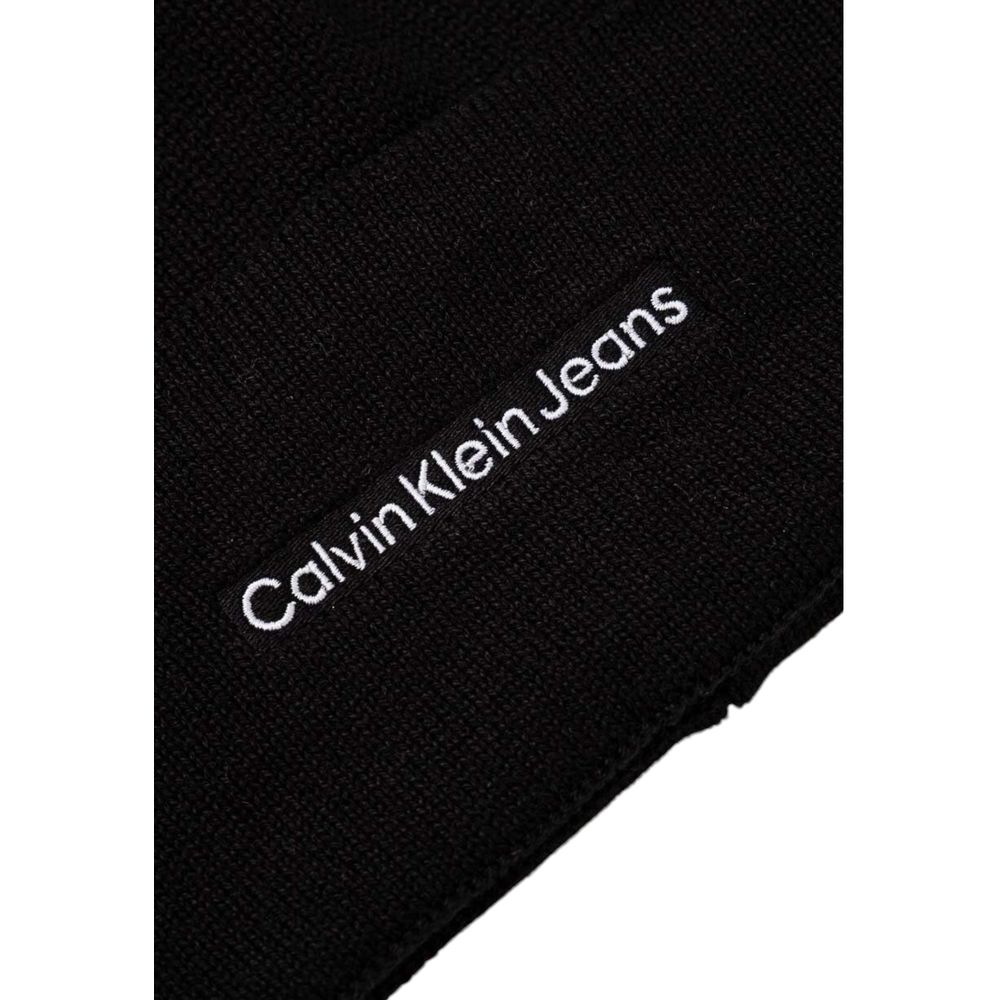 Black Cotton Cap (Baseball Hat)The Calvin Klein Jeans INST EMBRO BEANIE is the perfect accessory to complete your winter look. Made from a blend of 50% cotton and 50% acrylic, this beanie provides a soft and comfortable feel, keeping your head warm during