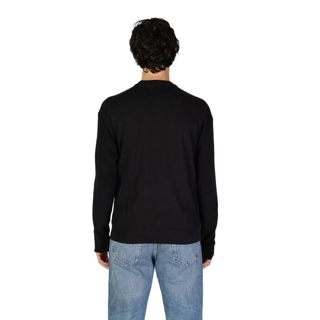 Black Cotton SweaterThe Calvin Klein Jeans MONOLOGO J30J325671 men’s sweater offers a contemporary and refined style, perfect for any casual or informal occasion. Made from 100% transitional in-conversion cotton, this garment ensures comfort, breathabilit