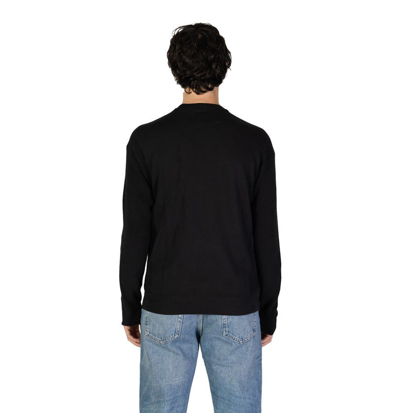 Black Cotton SweaterThe Calvin Klein Jeans MONOLOGO J30J325671 men’s sweater offers a contemporary and refined style, perfect for any casual or informal occasion. Made from 100% transitional in-conversion cotton, this garment ensures comfort, breathabilit