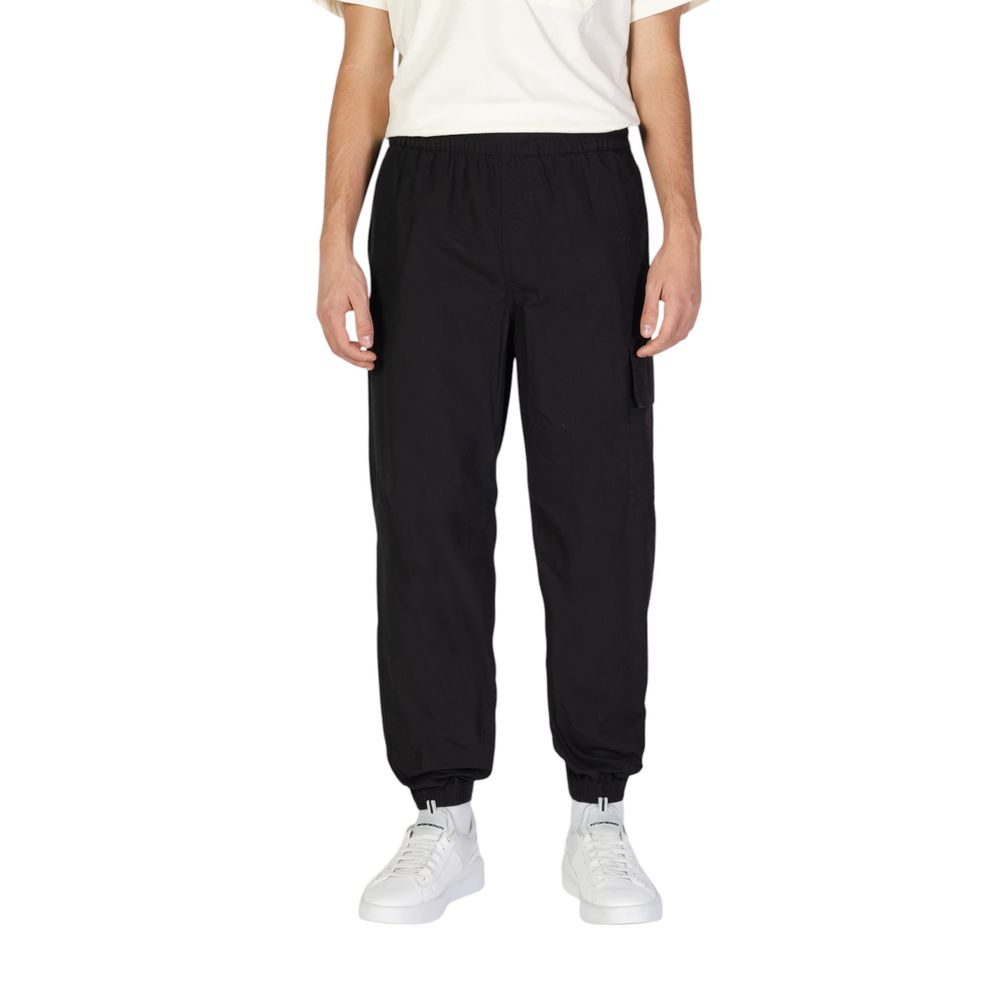 Black Cotton Joggers (Workout Pants)Discover the Calvin Klein Jeans COTTON POPLIN UTILITY men’s sports pants, made from 100% cotton to ensure maximum comfort and breathability. The utility design features practical pockets, perfect for storing your essent