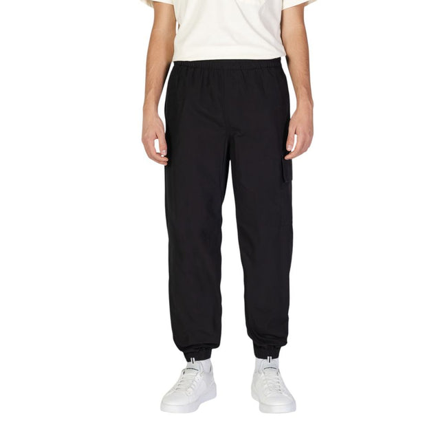 Black Cotton Joggers (Workout Pants)Discover the Calvin Klein Jeans COTTON POPLIN UTILITY men’s sports pants, made from 100% cotton to ensure maximum comfort and breathability. The utility design features practical pockets, perfect for storing your essent