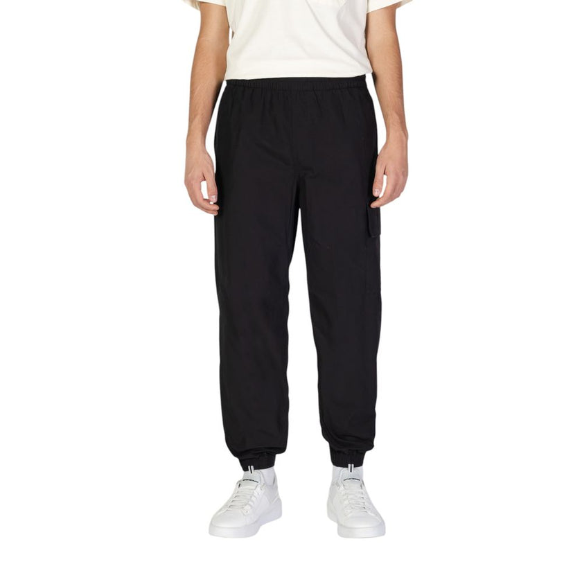 Black Cotton Joggers (Workout Pants)Discover the Calvin Klein Jeans COTTON POPLIN UTILITY men’s sports pants, made from 100% cotton to ensure maximum comfort and breathability. The utility design features practical pockets, perfect for storing your essent
