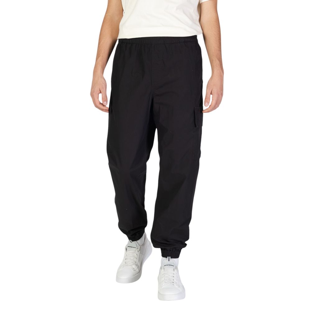 Black Cotton Joggers (Workout Pants)Discover the Calvin Klein Jeans COTTON POPLIN UTILITY men’s sports pants, made from 100% cotton to ensure maximum comfort and breathability. The utility design features practical pockets, perfect for storing your essent