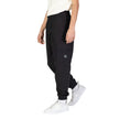 Black Cotton Joggers (Workout Pants)Discover the Calvin Klein Jeans COTTON POPLIN UTILITY men’s sports pants, made from 100% cotton to ensure maximum comfort and breathability. The utility design features practical pockets, perfect for storing your essent