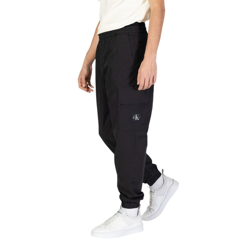 Black Cotton Joggers (Workout Pants)Discover the Calvin Klein Jeans COTTON POPLIN UTILITY men’s sports pants, made from 100% cotton to ensure maximum comfort and breathability. The utility design features practical pockets, perfect for storing your essent