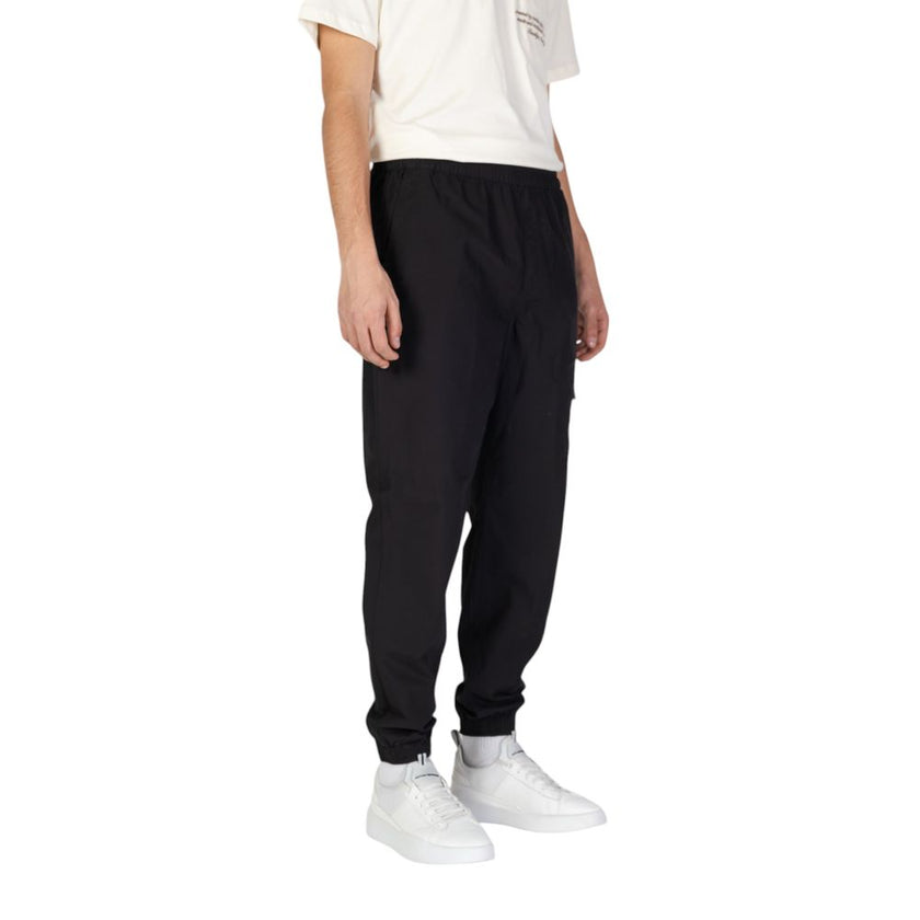 Black Cotton Joggers (Workout Pants)Discover the Calvin Klein Jeans COTTON POPLIN UTILITY men’s sports pants, made from 100% cotton to ensure maximum comfort and breathability. The utility design features practical pockets, perfect for storing your essent