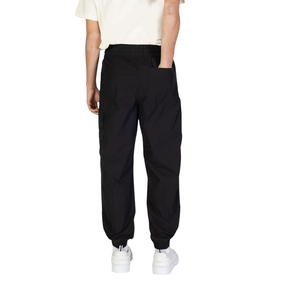 Black Cotton Joggers (Workout Pants)Discover the Calvin Klein Jeans COTTON POPLIN UTILITY men’s sports pants, made from 100% cotton to ensure maximum comfort and breathability. The utility design features practical pockets, perfect for storing your essent