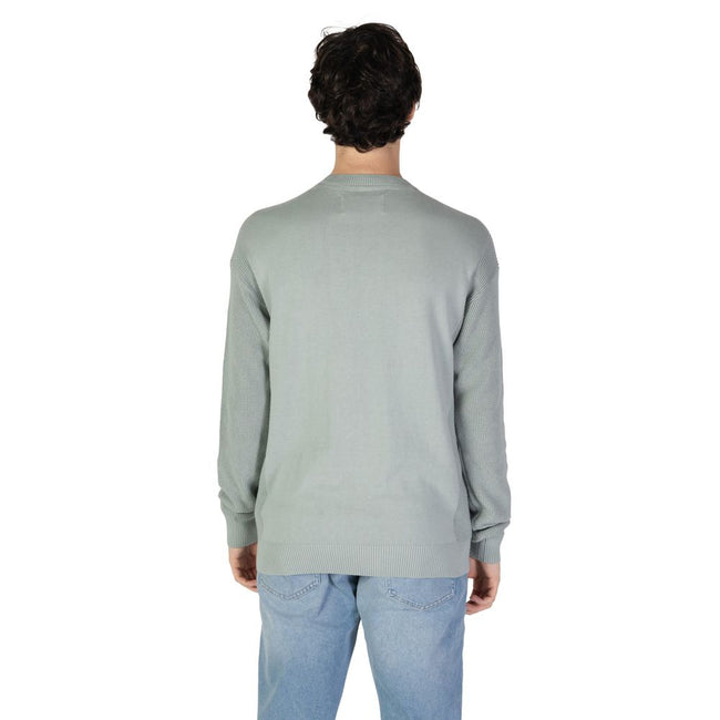 Green Cotton SweaterThe Calvin Klein Jeans MONOLOGO J30J325671 men’s sweater offers a contemporary and refined style, perfect for any casual or informal occasion. Made from 100% transitional in-conversion cotton, this garment ensures comfort, breathabilit