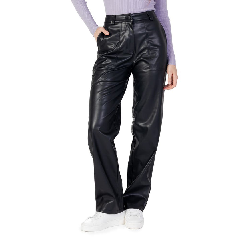 Black Recycled Polyester PantThe Calvin Klein Jeans J20J221385 – FAUX LEATHER HIGH regular-fit women’s trousers offer a contemporary and refined style choice. Crafted from high-quality faux leather, these trousers feature a straight leg and a high-waisted