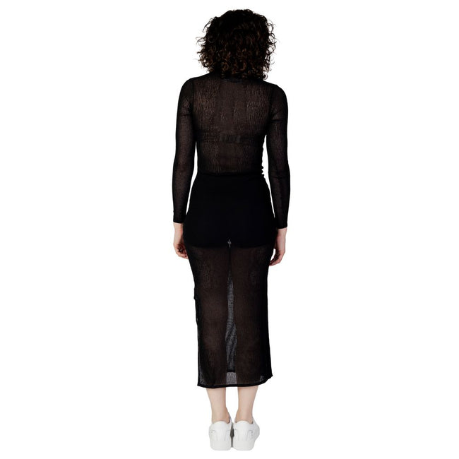 Black Marabou Long DressThe Calvin Klein Jeans SHEER TIGHT SWEATER J20J222275 long dress embodies the perfect blend of contemporary style and minimalist sophistication. Crafted from a blend of 63% acrylic and 37% polyamide, this dress stands out for its l