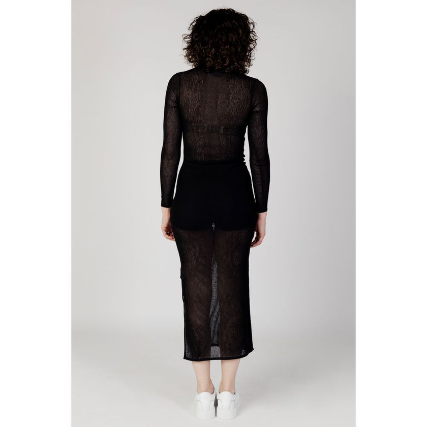 Black Marabou Long DressThe Calvin Klein Jeans SHEER TIGHT SWEATER J20J222275 long dress embodies the perfect blend of contemporary style and minimalist sophistication. Crafted from a blend of 63% acrylic and 37% polyamide, this dress stands out for its l