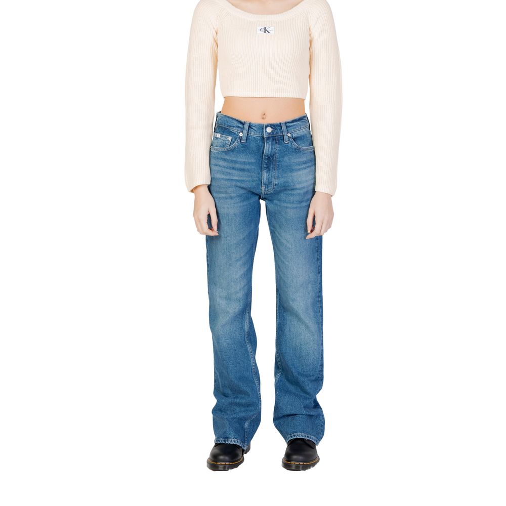Blue Cotton Mom JeansThe Calvin Klein Jeans AUTHENTIC BOOTCUT J20J222454 jeans offer the perfect blend of contemporary style and comfort. Featuring a mom and regular fit, these jeans have a slightly flared leg that enhances the silhouette while ensuring m