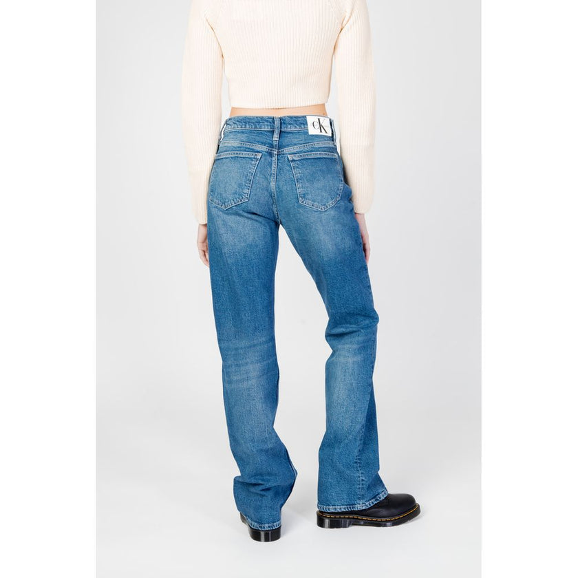 Blue Cotton Mom JeansThe Calvin Klein Jeans AUTHENTIC BOOTCUT J20J222454 jeans offer the perfect blend of contemporary style and comfort. Featuring a mom and regular fit, these jeans have a slightly flared leg that enhances the silhouette while ensuring m