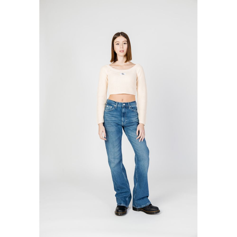 Blue Cotton Mom JeansThe Calvin Klein Jeans AUTHENTIC BOOTCUT J20J222454 jeans offer the perfect blend of contemporary style and comfort. Featuring a mom and regular fit, these jeans have a slightly flared leg that enhances the silhouette while ensuring m