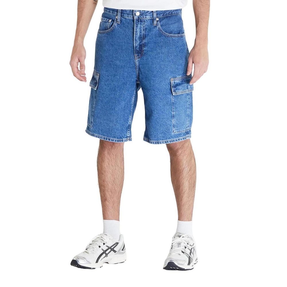 Blue Cotton Bermuda ShortsThe Calvin Klein Jeans men’s bermuda shorts J30J324877 90’S LOOSE are the ideal choice for those seeking a casual and contemporary look. Made from 80% cotton and 20% recycled cotton, they offer both comfort and sustainability. Th