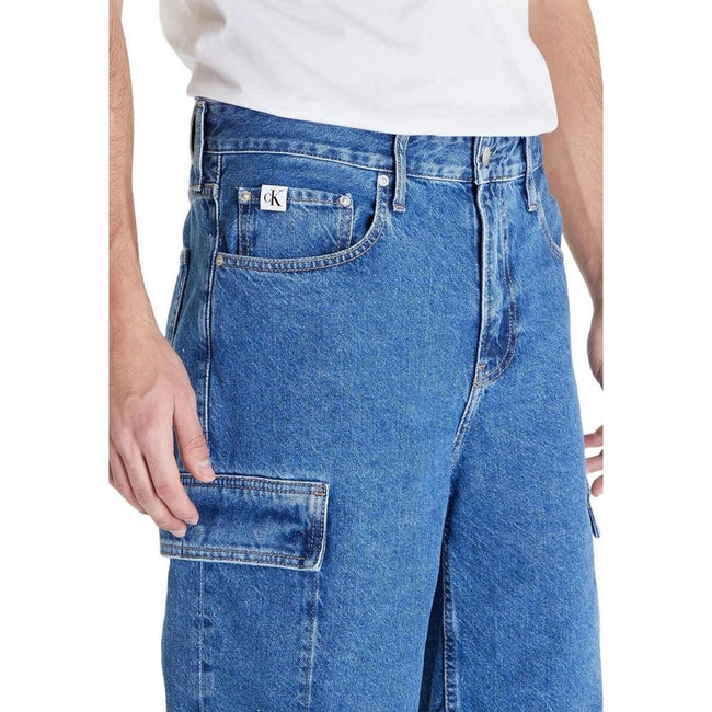 Blue Cotton Bermuda ShortsThe Calvin Klein Jeans men’s bermuda shorts J30J324877 90’S LOOSE are the ideal choice for those seeking a casual and contemporary look. Made from 80% cotton and 20% recycled cotton, they offer both comfort and sustainability. Th